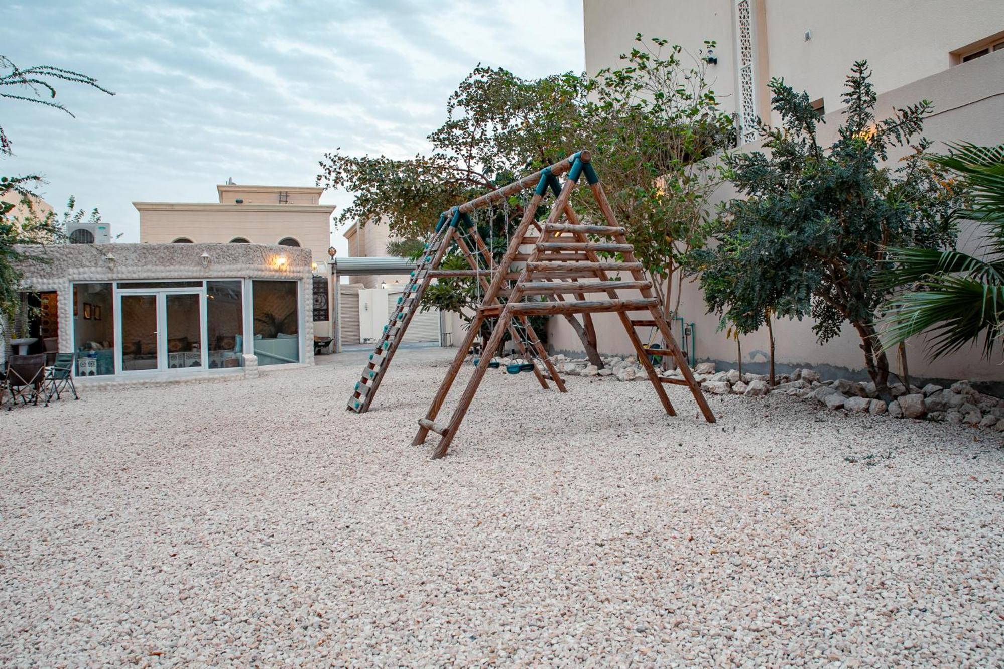 Elegant Garden Stay With 2 Living Areas, 2 Bedrooms, 1 Full And 1 Half Bath For 6 Guests Umm Al Amad Exterior foto