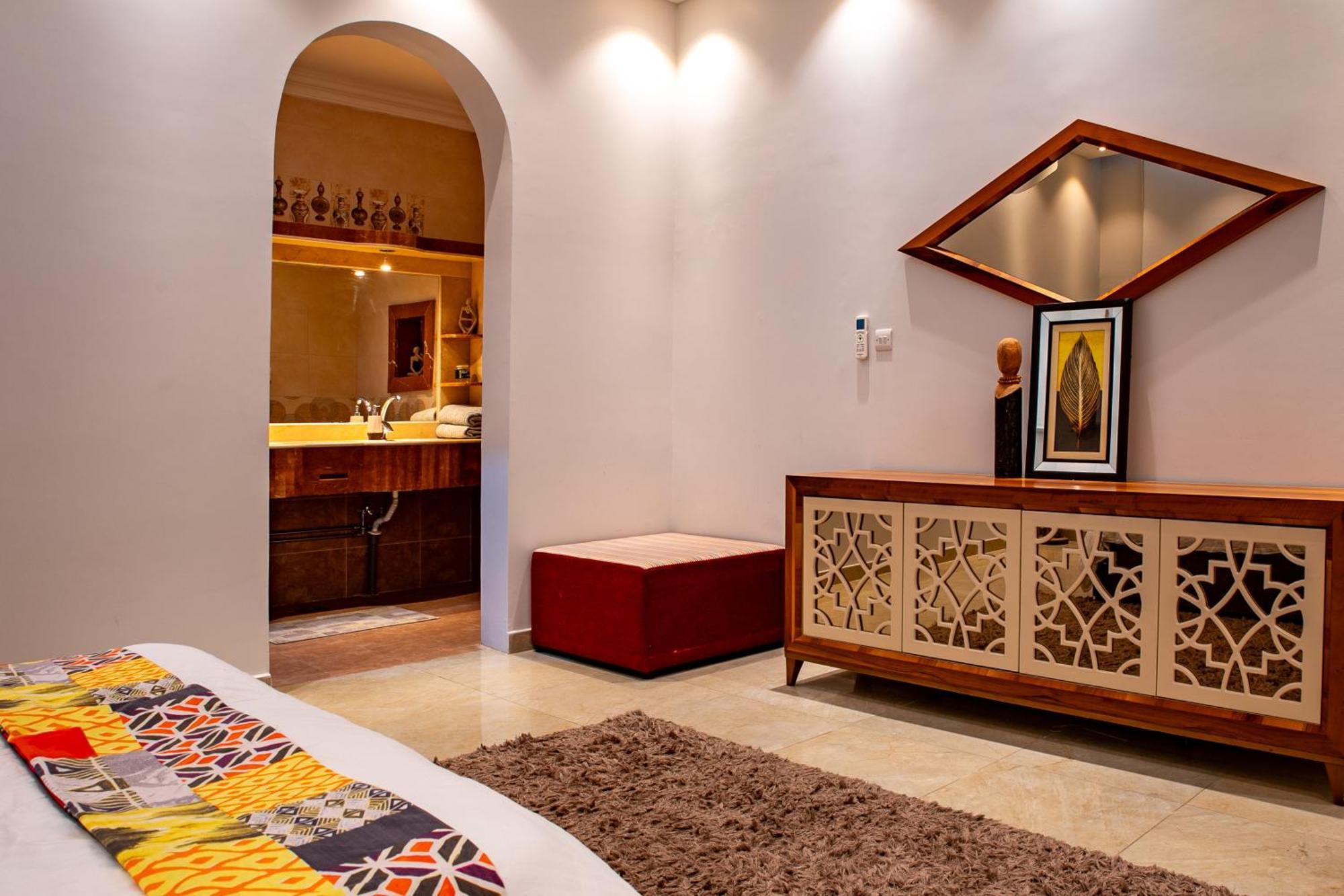 Elegant Garden Stay With 2 Living Areas, 2 Bedrooms, 1 Full And 1 Half Bath For 6 Guests Umm Al Amad Exterior foto