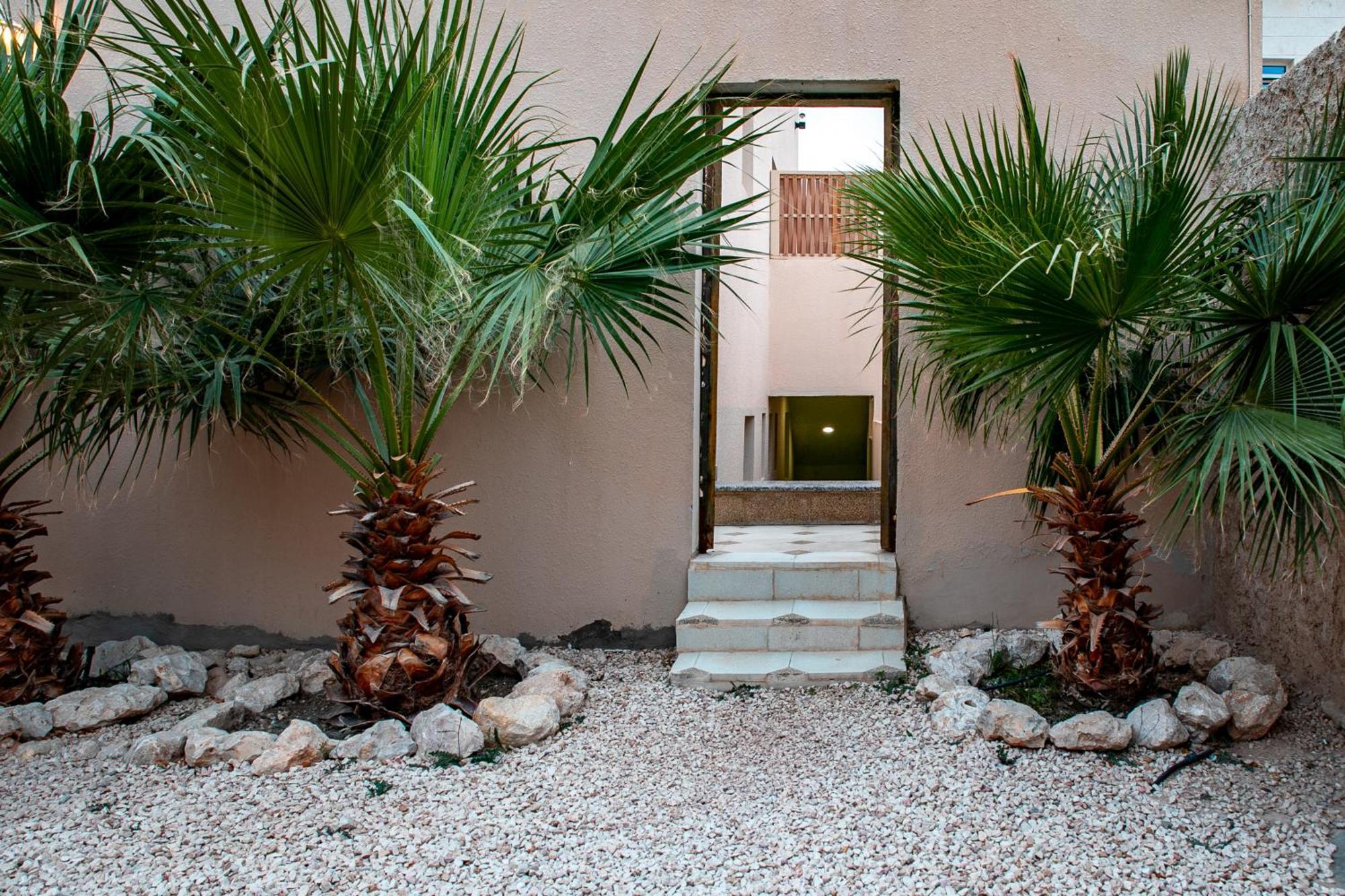 Elegant Garden Stay With 2 Living Areas, 2 Bedrooms, 1 Full And 1 Half Bath For 6 Guests Umm Al Amad Exterior foto